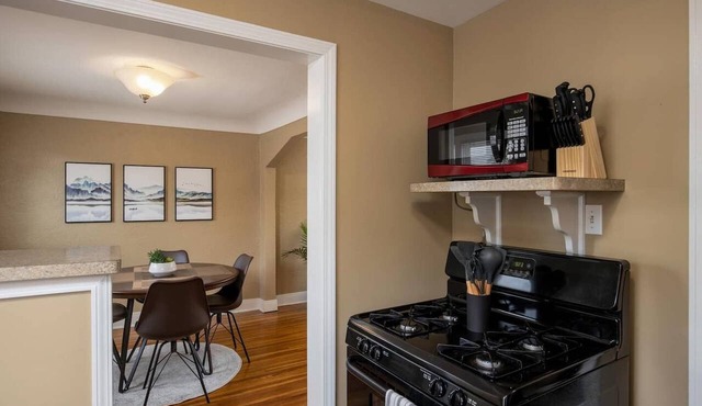 Parkside 1BR: Spacious, Quiet, Covered Parking in Buffalo