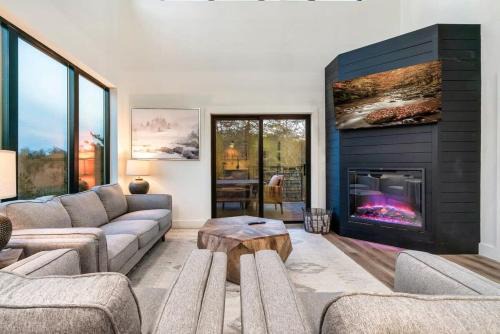 Peaceful Getaway Luxe Cabin w Private Pool