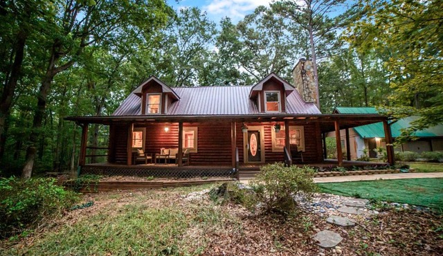 Peaceful Luxurious Cabin with Barrel Sauna, Hot Tub, and Fire Pit for an Amazing Relaxing Getaway in Nature in McDonough, Georgia