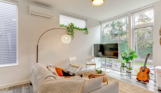 Perch - Modern Queen Anne Retreat with Rooftop & Guitar in Seattle