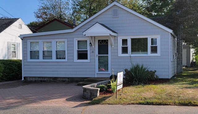 Pet-friendly 2-Bedroom House in Ogunquit Steps from Foot Bridge Beach in Ogunquit