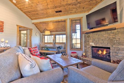 Pet-Friendly Cabin w/Mtn Views in Chinquapin!