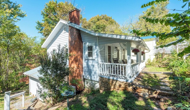 Pet-Friendly Fenced Yard, Walk to MHU & Town, Save on Extended Stays