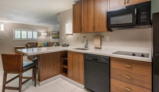 Pet Friendly Stay | Onsite Pool | Free Breakfast | Free Parking | Pets Allowed