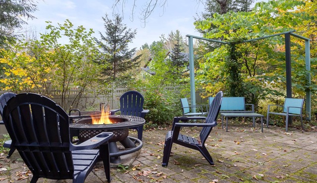 Pet Friendly Stowe Retreat 7 Mins to Mountain & Village Firepit Sleeps 8 in Stowe