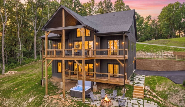 Phoenix Lodge - Killer Mountain Views, Hot Tub, Firepit + Sleeps 10 in Crumpler