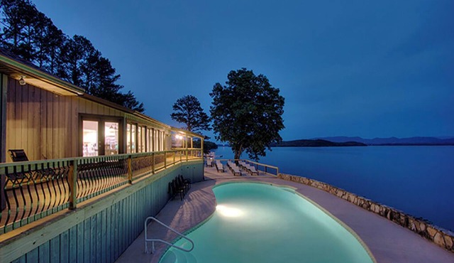Pigeon Forge - The Lake House - 10 Bedroom - Sleeps 32