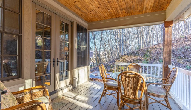 Pisgah Retreat at Linville Falls - Beautiful Pet Friendly Mountain Home with Hot Tub & Views