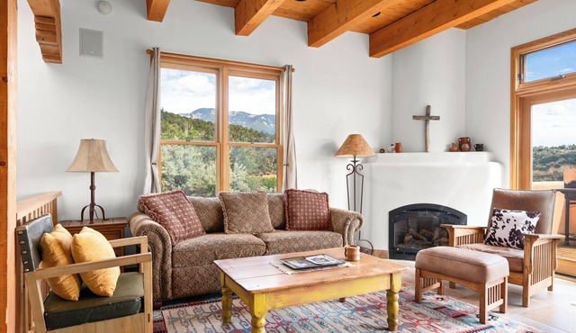Plush Adobe - 2-BR, 2-Bath townhouse, double-living rooms, cook's kitchen, cedar deck, garden in Valdez