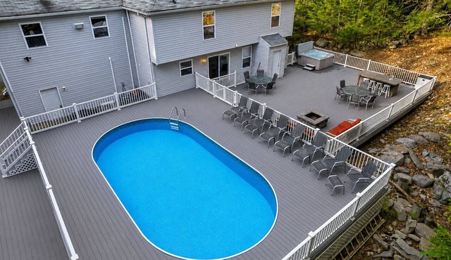 Pool + Hot Tub - Mini Putt, Gameroom, Firepit, Grill, Dog + EV Friendly in East Stroudsburg
