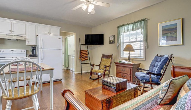Porch & Fire Pit Access! Quiet Broadway Cottage in Broadway