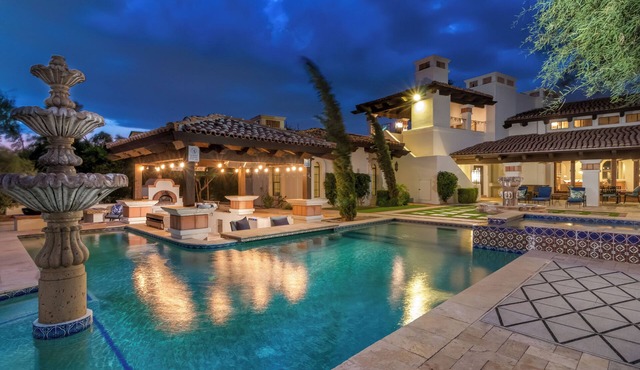 Premier Paradise Valley Estate – 11BR – Pool, Spa and Swim-Up Bar in Paradise Valley