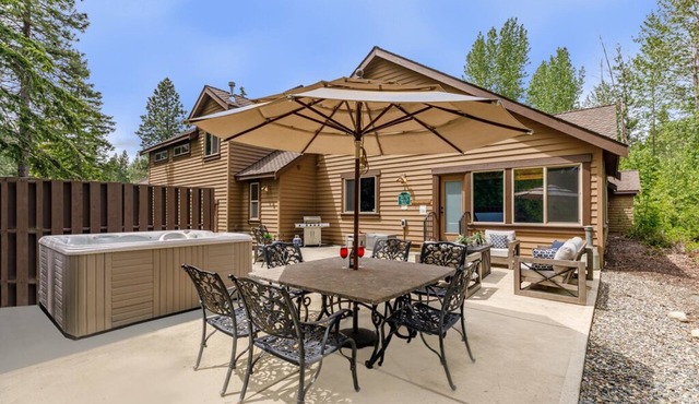 Private 5 Acre Mountain Escape + HotTub/Epic GmRm - 3 Night Savings in Ronald