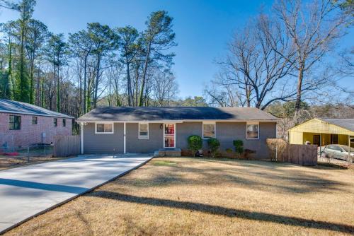 Private Deck, Yard! Family Stay Near Mercedes-Benz