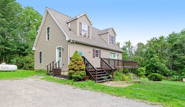 Private escape with hot tub, large deck, game room, scenic views & fast WiFi in Middlesex