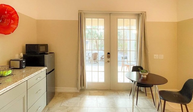 Private for Couple or Single - Beach only 2 miles in Fort Myers