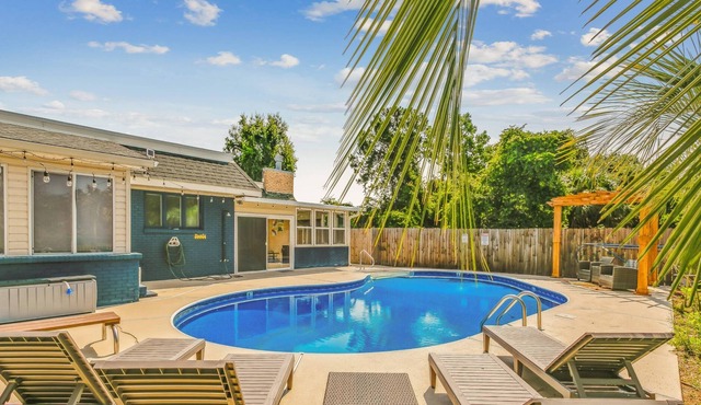 Private Heated Pool, Hot Tub, Game room, Kayaks | Minutes to the Beach | The BEST Home for Families