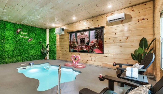 Private Indoor Pool/Pet Stays Free/HotTub/Movie