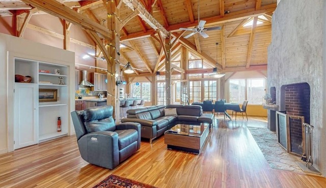 Private mountain retreat with a game room, home theater, & jetted tub in Underhill