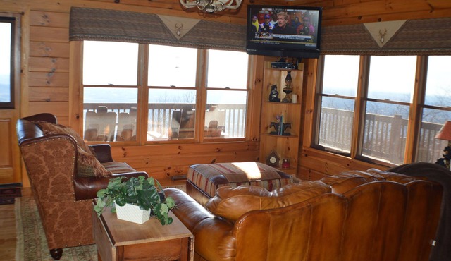 Private Mountain Top Cabin on Blue Ridge Parkway; Amazing View of 7 NC/VA cities in Fancy Gap