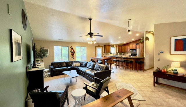 Private Patio w/BBQ, King beds, Super CLEAN, Walkable, right downtown! in Springdale