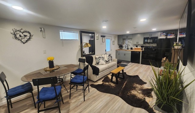 Quaint -2-bedroom house in Lancaster with cool AC breeze