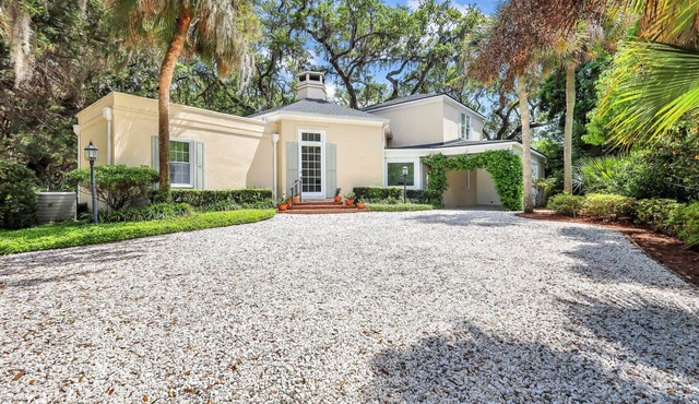 Quaint Sea Island Cottage, w/Pool, 4 Bedroom, Recently Renovated + Decorated