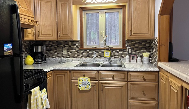 Quant Waterfront Home in Quiet Lake Community, Pet-friendly with hot tub in Penn Yan