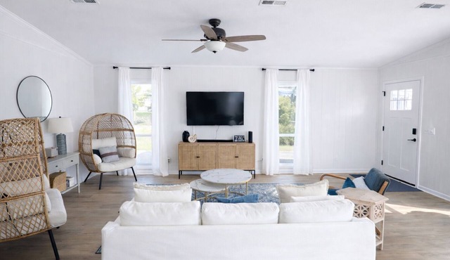 Relaxed Beach Cottage, Steps to Sand, Near 30A & Pier Park