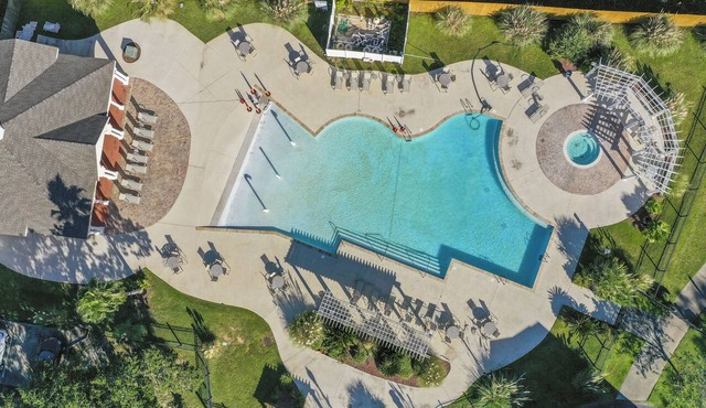 Relaxed Resort-Style Coastal Villa/Pools/Hot tubs/Gym/2 Min to Beach. Gated!
