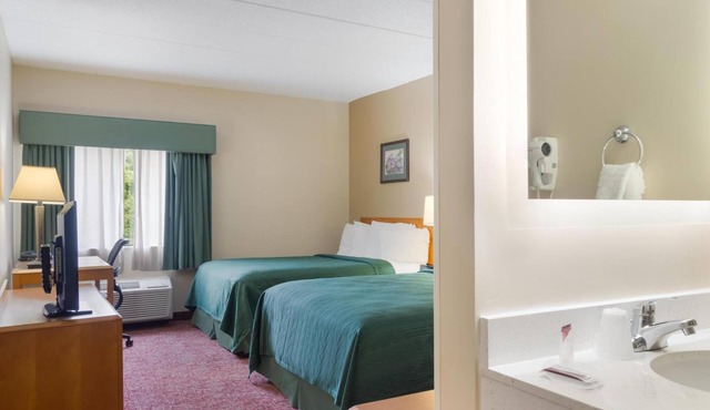 Relaxing Accommodation near Bally's Twin River Lincoln | Free Parking & Bfast! in Smithfield
