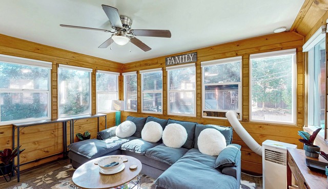 Relaxing Retreat w/Deck, 1 Mi to Lake Arrowhead!