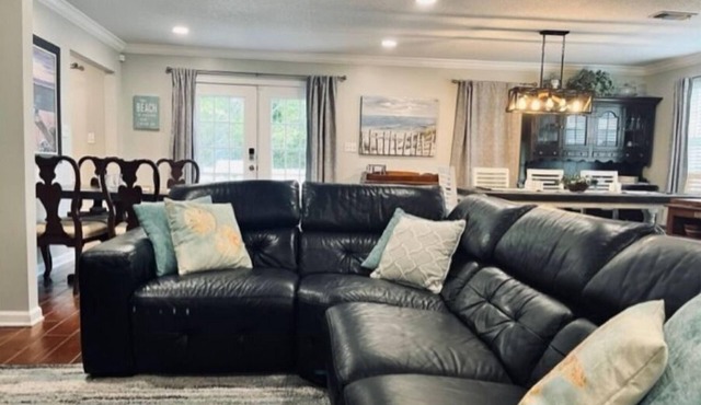 Remodeled Coastal Retreat, Hot Tub, Fire Pit, Games & Beach Access. By BSL