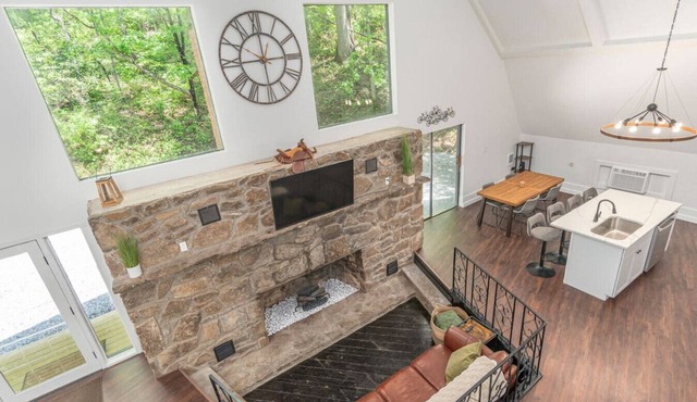 Renovated Barn in the Woods with Hot Tub