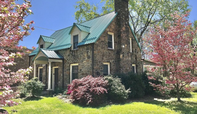 River front home, walkable to Hot Springs Spa & downtown - Red Bridge Cottage