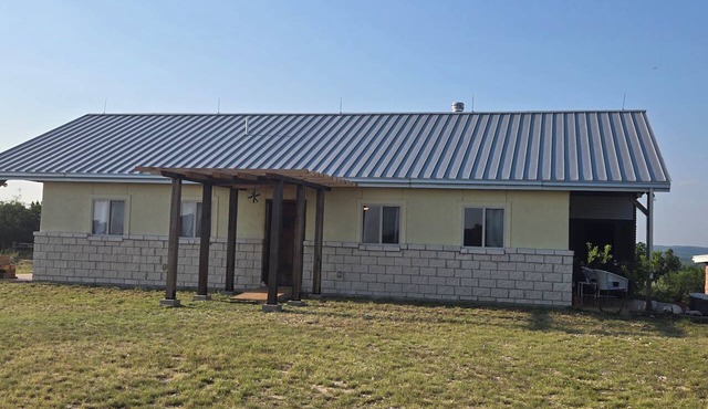 River Front property 2-bedroom cabin in serene Uvalde with AC in Uvalde