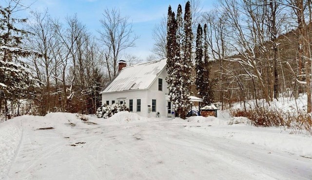 Riverfront dog-friendly house w/fireplace, close to Killington & Okemo resorts