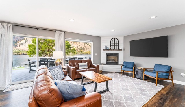 Riverfront home with beach access, cabana, dock, private buoy, fast WiFi & AC in Orondo
