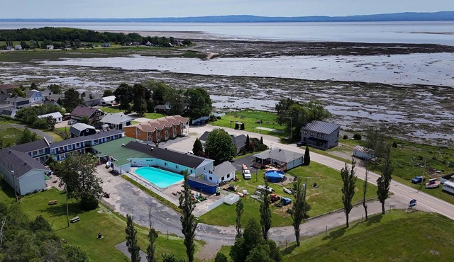 Riverside Condo with Pool | Les Voitures d'Eau in L'Isle-aux-Coudres