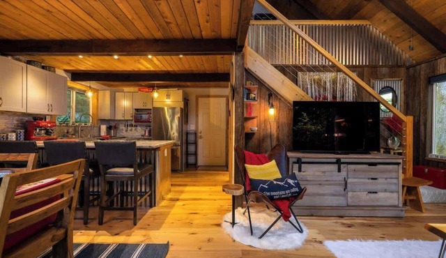 Romantic Mt. Baker Cabin with Hot Tub