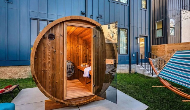 Rooftop hot tub, sauna & game room house near Geodis Park, sleeps 12 in Nashville