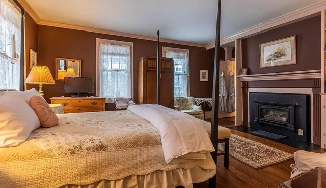 Room in Historic Inn! 20 Minutes to Okemo!