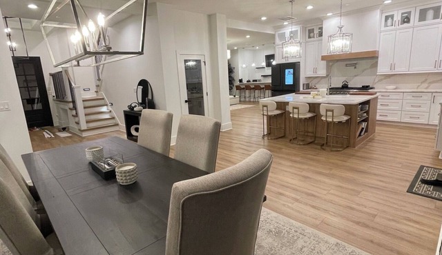 Roswell Downtown Canton St. Entertainer's Dream in Roswell