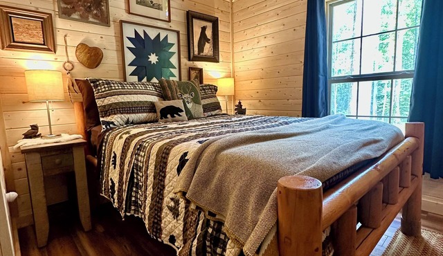 Rustic cabin, tin roof, forest getaway!