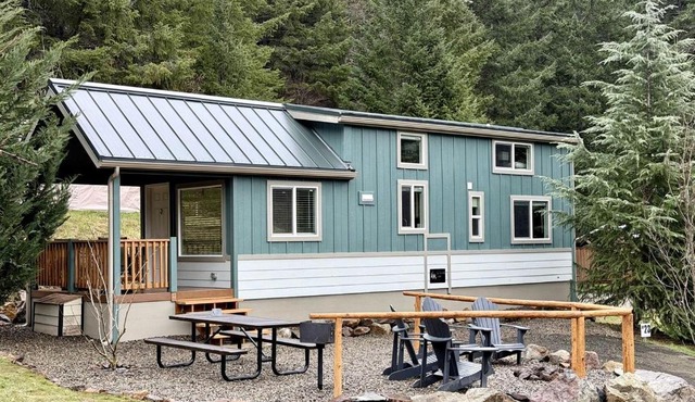 Rustic Chic Forest Cabin with Loft, BBQ & Relaxing Fire Pit Patio in Idleyld Park, Oregon in Idleyld Park