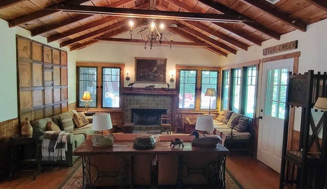 Rustic & Fully Renovated 5-bedroom Mountain Cabin in Lytle Creek. in Lytle Creek