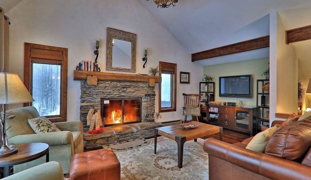 Rustic home with a private hot tub, cable, & washer/dryer