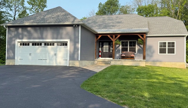 Saratoga Get Away Newly Renovated 4-bedroom in charming Ballston Spa w/WiFi, AC