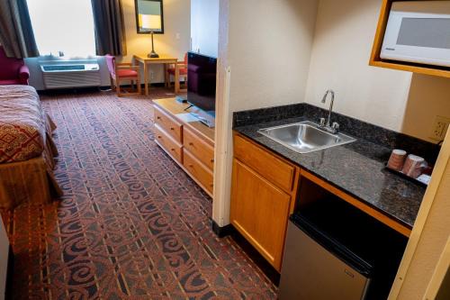 Savanna Inn & Suites in Savanna