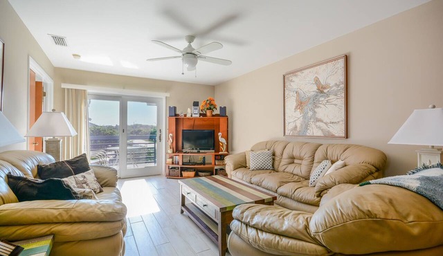 SC214-Tastefully decorated 3 bedroom 2 bath condo